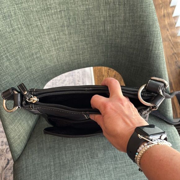 Fossil Vintage Black Leather Messenger crossbody shoulder Bag purse Classic EUC - Picture 12 of 12